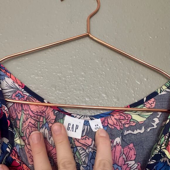 Gap sleeveless split neck floral print top size XS - Picture 3 of 5